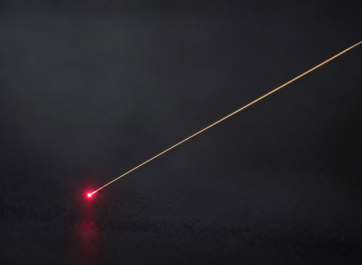 The ultra-fine Endolift optical fibre emitting its red guide light